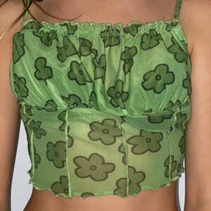 Grön blommig toppp!  - Stretchigt linne men blommor, alla detaljer i ljus och mörk grönt 🍀