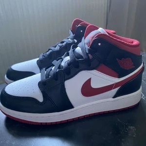 Nike air jordan 1 mid  - Säljer mina fina nike air jordans 1 mid, de är super bekväma och BARA test använda vid snabba äffar priset kan diskuteras. 
