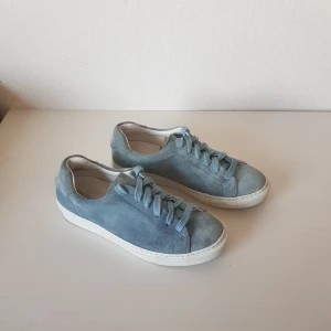 &other stories sneaker i mocka strl 38 - Ljusblå sneaker i mocka från &other stories. Made in portugal. Fint använt skick. Rengjorda och borstade, fräscha och redo att användas! 