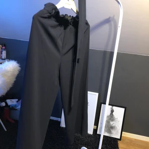 Kostym/knyt byxor i storlek Xs - Marinblå byxor i storlek Xs. En kortare modell inga slitningar hål mm.. skriv för mer frågor eller så om du undrar något❤️