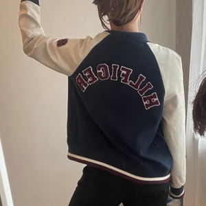 COLLEGE JACKA TOMMY HILFIGER - College jacka från Rommy Hilfiger, knappt använd strl M passar XS-M