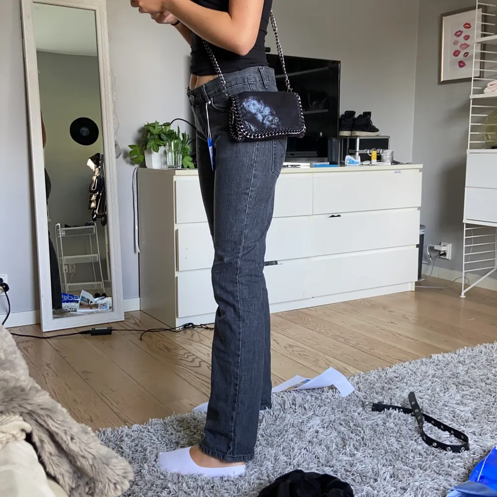 Skiiiit snygga lowwaist jeans, önskar dom passa mig men för stora allrås. Det står storlek 32/34 men skulle säga att du ska ha 36/38 om du vill att dom ska sitta som dom gör på henne. Jeans & Byxor.