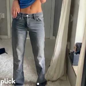 Intressekoll på dessa snygga populära zara jeans! Säljer endast vid bra bud, buda i kommentarerna!!