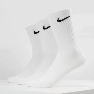 Nike sockar - 3-pack sockar från nike, helt nya & kvar i förpackningen, aldrig använda. Säljer då jag redan har flera sen innan🤍 Frakten ingår i priset!