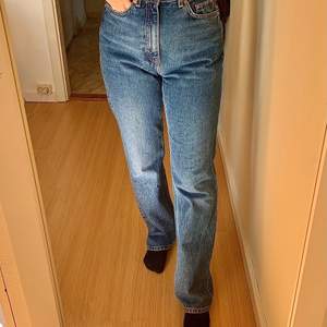 Weekday jeans i modellen Rowe, i färgen Sea Blue. Jeansen är använda någon enstaka gång. 