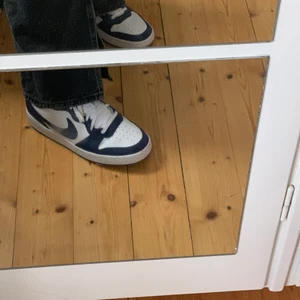 AIRFORCE strl 39 - Säljer mina blå vita airforce då de inte kommer till användning, de är endast använda 2 gånger, inga skråmor och fint skick, de är i strl 39, priset går att diskutera, de finns inte att köpa längre/ är helt slutsålda, de är köpta på zalando