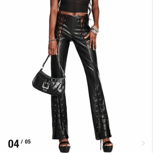 Intressekoll på mina iamgia Ziva byxor ! - Jag köpte dessa fantastiska byxor för en vecka sedan för att ha på ett event men jag valde annan outfit! Tror tyvärr inte att jag kommer använda dom så jag undrar om någon är intresserad! Dom är oanvända men tog bort lappen! Jag betalde ungefär 1.400kr totalt inkl frakt + tull! Det är storlek small men jag skulle säga att dom passar 34-36. Man kan dra i snören för att göra tightare eller lösare. Priset kan diskuteras