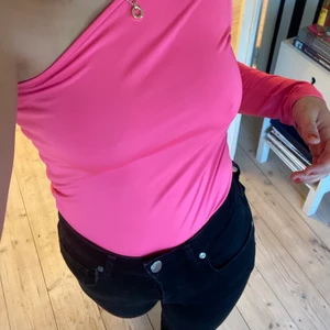 Rosa body med bara en arm - Säljer denna tröja från na-kd, använd fåtal gånger. Säljer för 60 kr. 