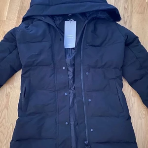 Canada goose damjacka - En väldigt fin jacka som bara är använd fåtal gånger. Köptes för runt 2 månader sedan men tycker inte om den längre. Har tappat bort pälsen men bortsätt från det är den som ny. Har tyvärr inget kvitto men den har qr kod som går att skanna och är 100% äkta