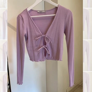 Lila Knyttopp  - Lila knyttopp från NA-KD. Verkligen jättesöt o är i bra skick. 