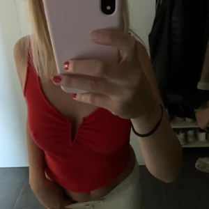 Linne med detalj - Super sött linne från Zara som endast använts en gång. Köparen står för frakt💕