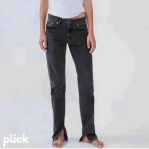 Zara jeans med slits - Säljer dessa snygga jeans från zara. De är slutsålda men har dessvärre fått ett hål på innerlår men inget som man tänker på, skriv för fler bilder❤️