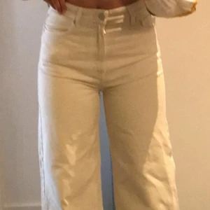 Weekday jeans - Nyskick, använt 2-3 gånger. Säljer endast för de är lite för korta. Är själv 169cm