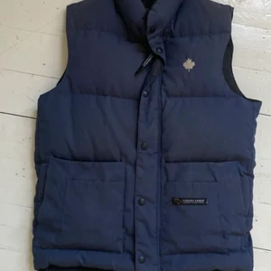 Canada goose väst - Jätte snygg väst från canada goose (äkta såklart) köpt här på Plick men säljer pga den är förstor (lånade bilder)