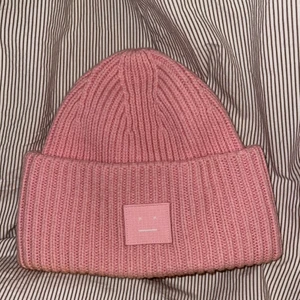 Rosa acne mössa - Säljer min rosa acne mössa som köptes i vintras, den användes flitigt i några månader men är fortfarande i fint skick, den har däremot sminkfläckar på insidan (se bild 3) men om du är som jag och använder mycket smink ibland så blir den ”missfärgad” snabbt eftersom den är så ljus i färgen, har tex en svart acne mössa som inte alls blivit missfärgad från smink. Det syns inte när man har mössan på heller så det stör inte så mycket egentligen, fast pris köp direkt för 500kr 💖💖💕