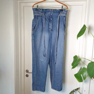 Jeans med knytband - Jeans som stängs med hakar och ett band i midjan. Använda endast ett par gånger så de är som nya🍀