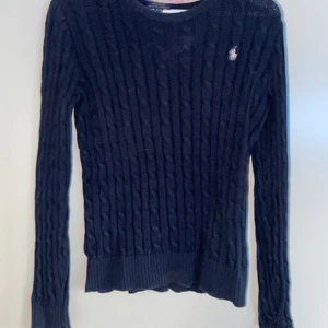 Kabelstickad tröja från Ralph lauren - Mörkblå tröja i jättefint skick. Storlek 170 barnstorlek passar mig som är 173cm och brukar ha S i damstorlek