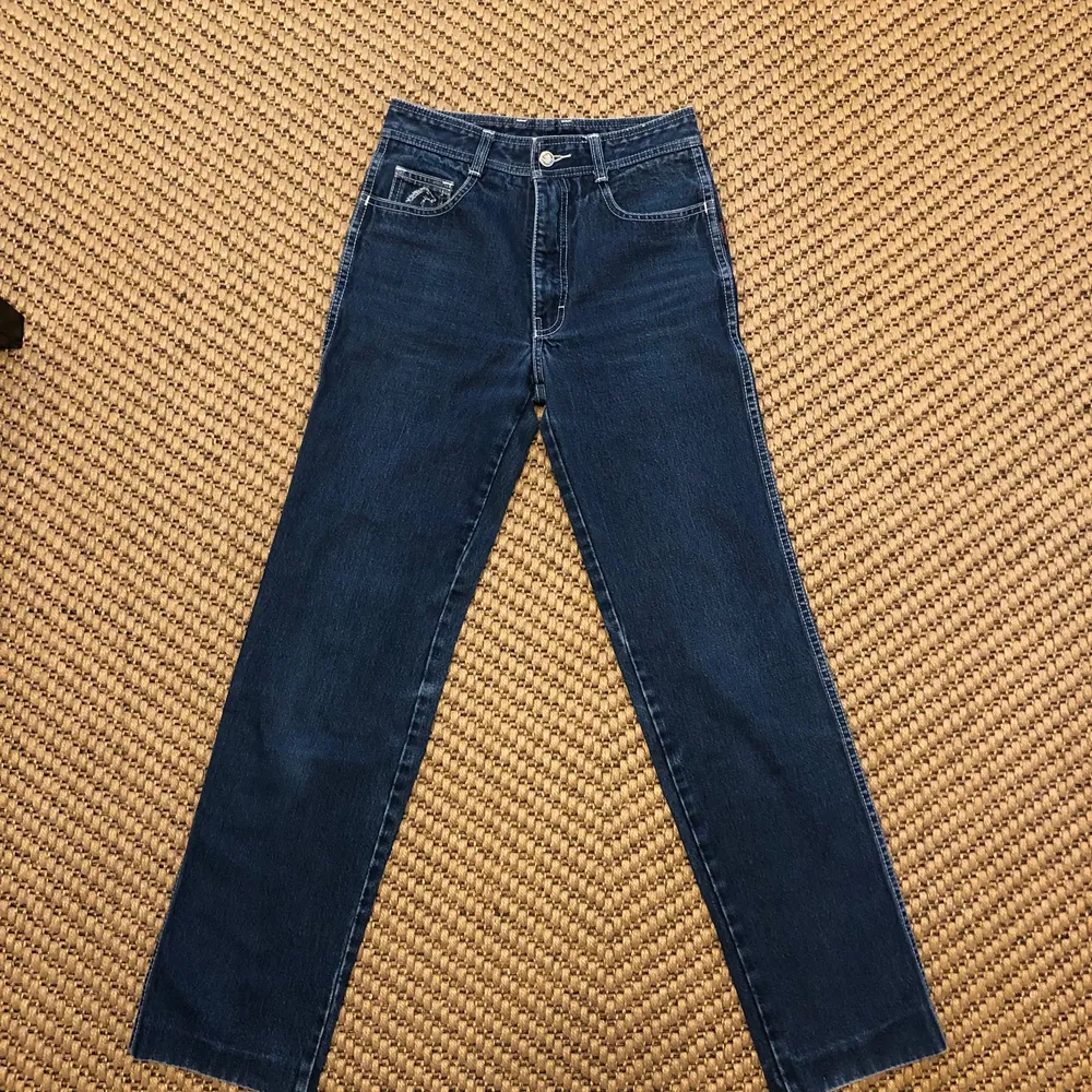 Superfina jeans i Y2k stil. De är verkligen från tidigt 2000 tal. Storlek XS.  Får inte på mig de så kan inte visa hur de sitter på. Det är dock straight leg. . Jeans & Byxor.