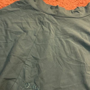 En blå dollystyle kjol!! - Använd mycket. Dock så funkar den jättebra !! Står inte heller storlek på denna!! Men om nån är intresserad så kan jag skicka bild på hur den sitter & så vidare!! 