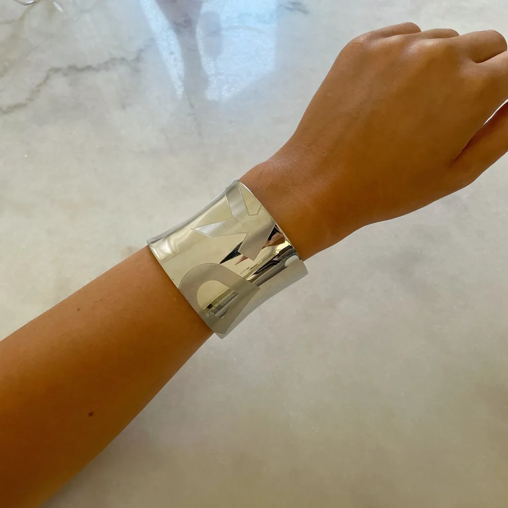 Äkta DKNY stort armband i stål, passar till allt och i bra skick✨. Accessoarer.