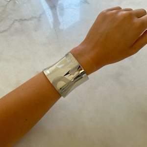 Äkta DKNY stort armband i stål, passar till allt och i bra skick✨