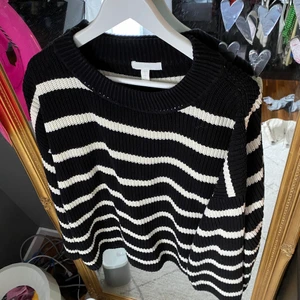 Stickad tröja  - Stickad tröja från hm i str L, väldig oversized jag är vanligtvis en s. Frakten ingår i priset 