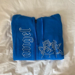 Blå hoodie med rhinestones🤍 - Funderar på att sälja denna blåa hoodie som jag själv har designat och satt på rhinestones. Den är helt ny, lappen finns kvar! Superfin och mjuk kvalitet🤍 BUD ÄR BINDANDE!