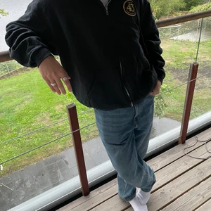 VINTAGE COLLEGETRÖJA - 🔷 VINTAGE COLLEGETRÖJA  Modellen bär vanligtvis storlek M  🔷 Kontakta via dm för köp