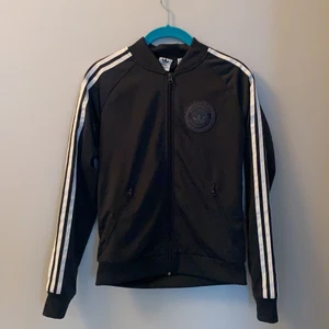 Adidas 3 stipes jacka mörk grå - Sparsamt använd , toppskick. Storlek xs 