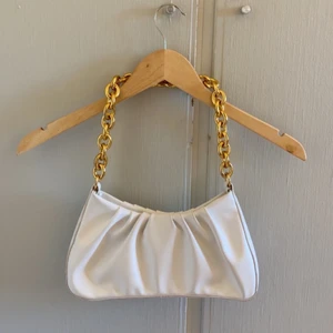 Väska - Säljer denna superfina väska med plastkedja, kedjan ser väldigt äkta ut och formar sig snyggt runt axeln. Jag står för frakten❤️💕