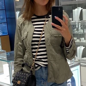 Randig långärmat  - Säljer denna randiga långärmade tröjan. Använder aldrig och i super bra skick🖤🤍