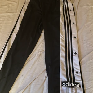 Adidas popper pants - Byxor i bra skick eftersom de är använda fåtal gånger. Byxorna är dock upplagda till mig som är 156/7 cm lång. Storlek 36 och jag kan gå ner i pris vid snabb affär :) 