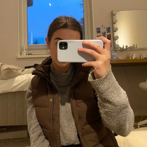 Brun dunväst - Jättefin trendig brun dunväst från Everest! Väldigt sparsamt använd och den är tjock och bra till höst/vinter💕Har både inner- och ytterfickor (ytterfickor med dragkedja)! Den har en avtagbar luva också! Om fler är intresserade blir det budgivning💕