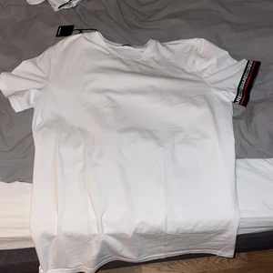 T-shirt - Dsquared2 Tisha! Helt ny aldrig använd, tags finns kvar. Säljer för att den va lite stor. Släpper den för 399kr (helt ny alltså) och den kosta 1499kr ny. Hör gärna av er angående frågor eller priset osv. 