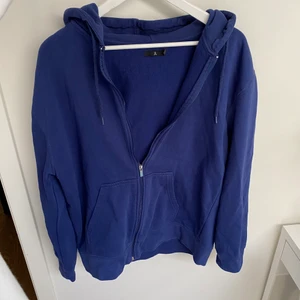 Mörkblå Hoodie!  - Gjorde en budgivning på tröjan då det var många som hörde av sig vid intresse😁 Endast seriösa budare!!Säljer min mörkblåa dragkedje-hoodie! Kommer tyvärr aldrig till användning längre💕 Är i bra skick från Åhléns! 