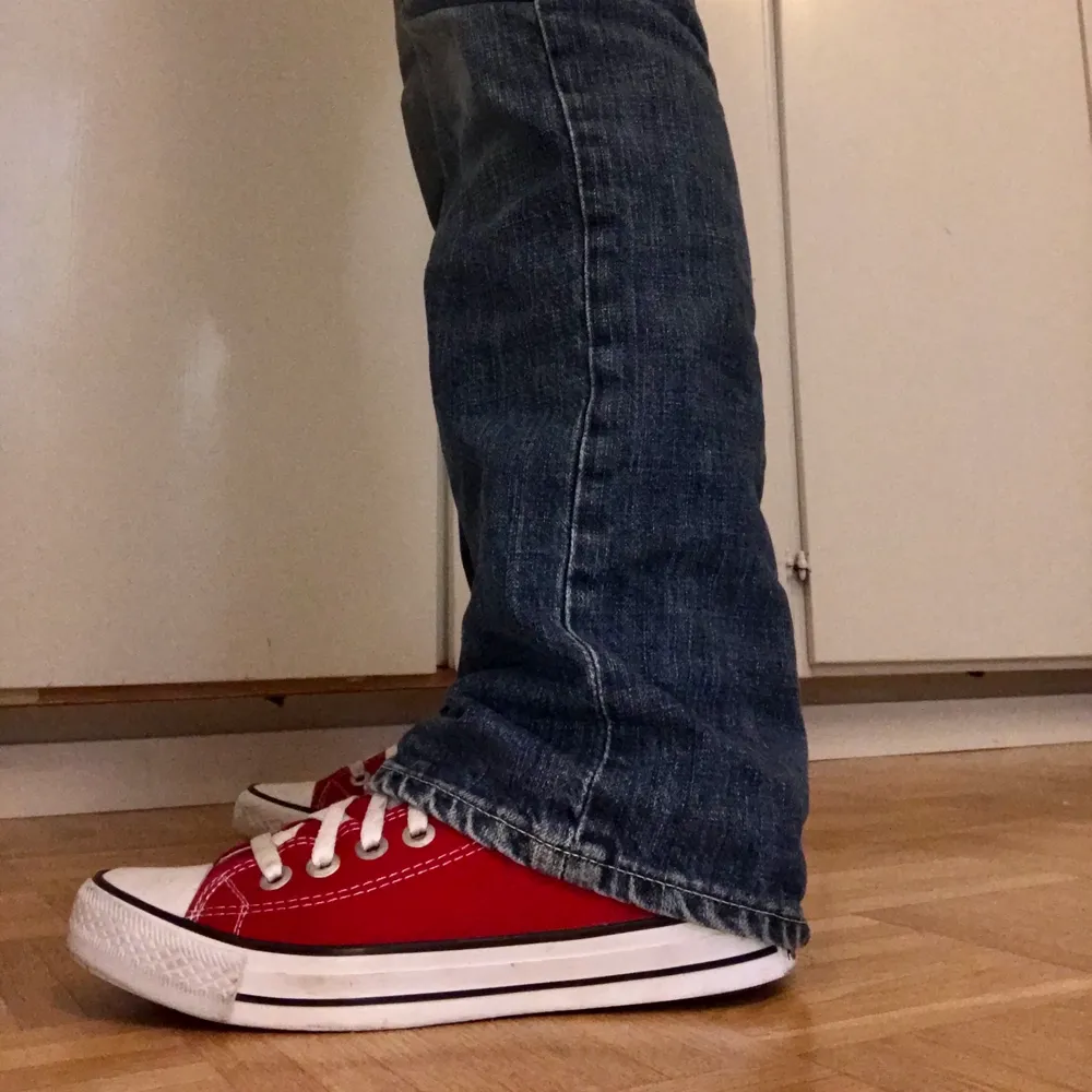 Såå snygga röda converse som tyvärr var lite för små för mig🥺❤️ Står storlek 40 men från mig som vanligtvis brukar ha det skulle jag mera säga att de är storlek 39! Lite smutsiga från endast ett fåtal användningar men går säkert att tvätta bort🥰. Skor.