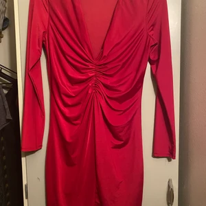 Klänning från bikbok, helt ny  - En röd festklänning från bikbok i storlek S. Endast provad. 
