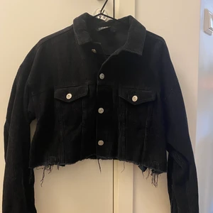 Svart Manchester jacka  - Croppad svart jacka i Manchester tyg! Snygg och stilren.