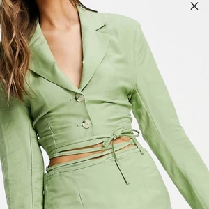 Kavaj  - Säljer denna superfina helt nya kavajen från Berhska. Prislappen är kvar på, blev fel med storleken för min del. Så den är helt oanvänd. (Lånade bilder från asos hemsida)