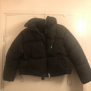 Bershka Puffer - Använd fåtal gånger. Bra skick. Kortare puffer jacka.