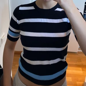 Stickad topp - Stickad topp med ränder i vit och ljusblå. Använd enstaka gång. Storlek S. Frakt tillkommer (66kr spårbar)