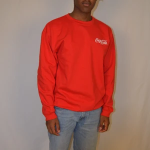 Coca-Cola™️ sweatshirt, strl L  -  SWEATSHIRT COCA COLA “KOFFEINHALTIG” Excellent Condition, like new -Size L, Model length: 178cm, 199sek                                    Measurements: Chest: 57 cm, Shoulder To Shoulder: 55 cm, Sleeve: 60 cm, Length: 72 cm                                          Skickas inom 24h, samfrakt är möjligt, 14 dagars retur.                                                                  Regler & villkor i våran på Instagram!                       För fler bilder eller övriga frågor