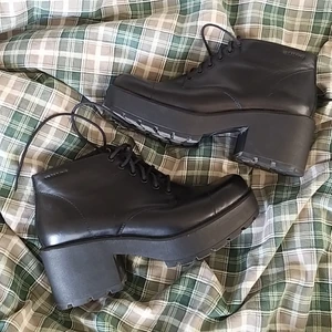 Svarta plattå skor i äkta läder strl 40 - äkta läder plattå platform mary jane stil skor från vagabond. använda ett par gånger. nypris- ca 800kr svarta med klack. 