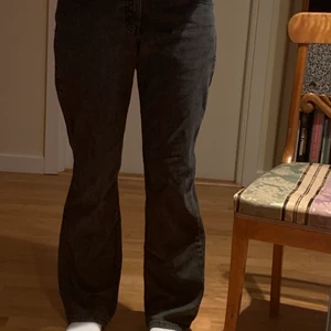 Lågmidjade jeans - Svarta lågmidjade jeans, jag är 170. Skriv för fler bilder👍💞