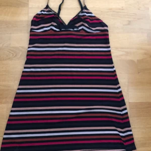 Nattlinne/ blus strl Xs - Sjukt fint ”nattlinne” men som även har att använda som en lite längre topp. Skit snyggt med t.ex kjol. Säljer pga kommer inte till användning. Den är köpt secondhand men kommer ursprungligen från hm och är i stl xs. 