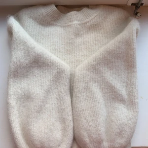 Stickad vit tröja från H&M🌩🌬 - Xs men passar även S. Material: Alpaca blend från H&M