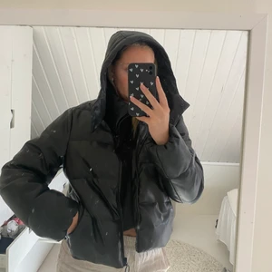 Svart skinn pufferjacka - Svart pufferjacka i fake skinn från NAKD i storlek 36, jättefin vinter och höstjackan som är både varm och skön! 🖤Fint skick och endast använd ett fåtal gånger.  270kr+ frakt, köparen står för frakten!🖤🖤