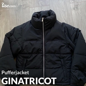 Pufferjacket  - Säljer min fina pufferjacket från Gina då jag har andra som används mer💗 Köptes förra året och har bara använts några gånger så jackan är i nyskick💗 Supervarm och skön, passar allt från XS-M beroende på hur man vill att den ska sitta💗 Nypris 600kr