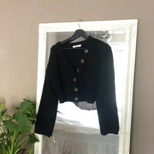 Stickad kofta ifrån na-kd - Rint skick, inga defekter. Ifrån na-kd. Varmt och tjockt material.