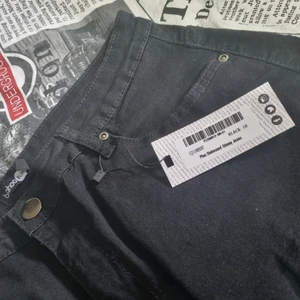 Byxor från boohoo - Byxorna är från boohoo. Enbart testade, har legat kvar i original påse i garderoben. Lapp kvar på byxorna.
